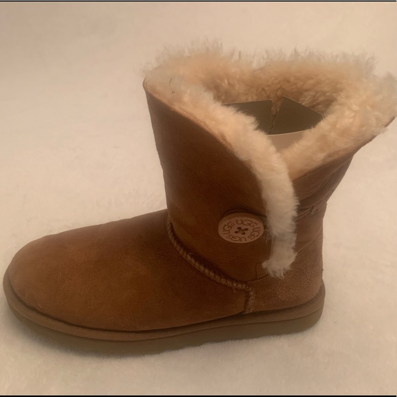 UGG Bailey Button II. Size: US 8. Color: Chestnut. - Picture 8 of 8